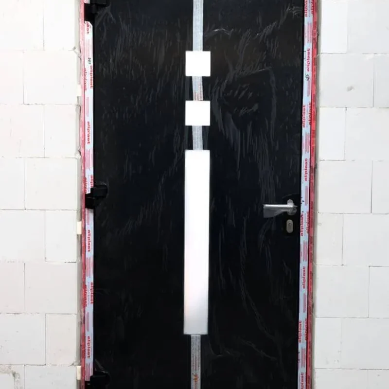 Moderne Aluminium-Haustür Modell in Schwarz von NORTA. Stilvolle Eingangslösung mit hoher Sicherheit und hervorragender Dämmung.