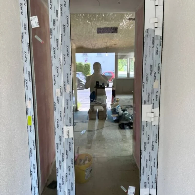 Aluminium-Haustür mit Seitenteil in modernem Design von NORTA. Stilvoller Eingangsbereich mit hoher Sicherheit.