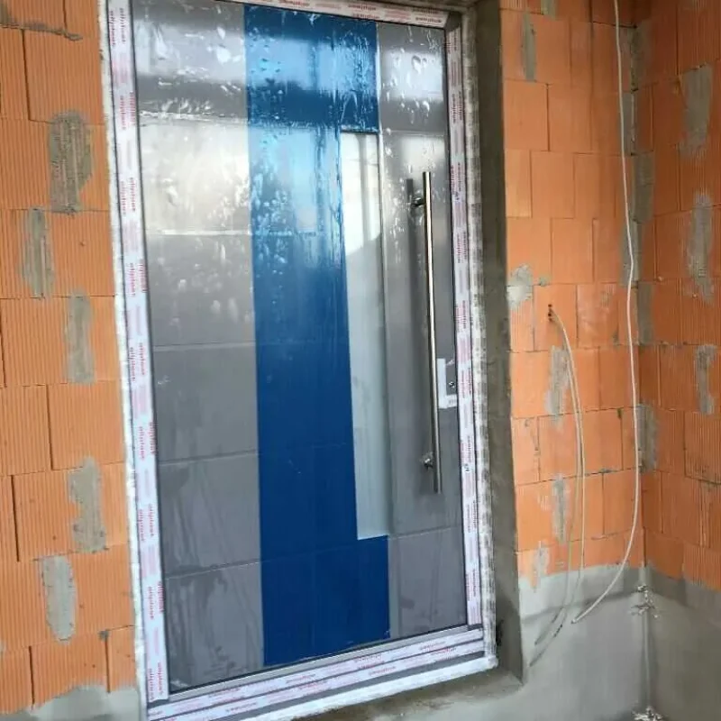 Moderne Aluminium-Haustür, unverglast mit vertikalem Griff von NORTA. Ideal für stilvolle Eingangsbereiche.