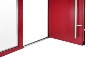 Aluminium-Haustür in Rot mit elegantem Edelstahlgriff von NORTA. Stilvolle Eingangsbereichslösung mit hoher Sicherheit.