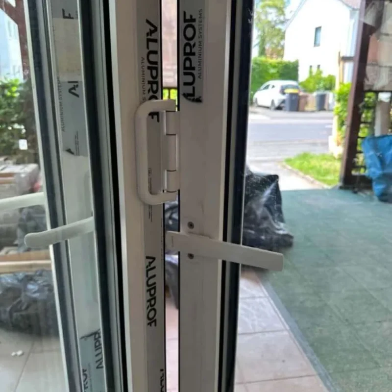 Aluminium Hebe-Schiebe-Tür von Aluprof bei NORTA, Blick auf sichtbare Profilbeschriftung und Helligkeitseinstrahlung.