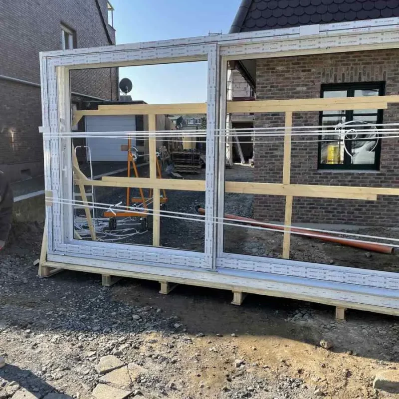 Aluminium Hebe-Schiebe-Tür für modernes Doppelhaus bei NORTA. Maximale Helligkeit und Wärmedämmung durch hochwertige Verglasung.