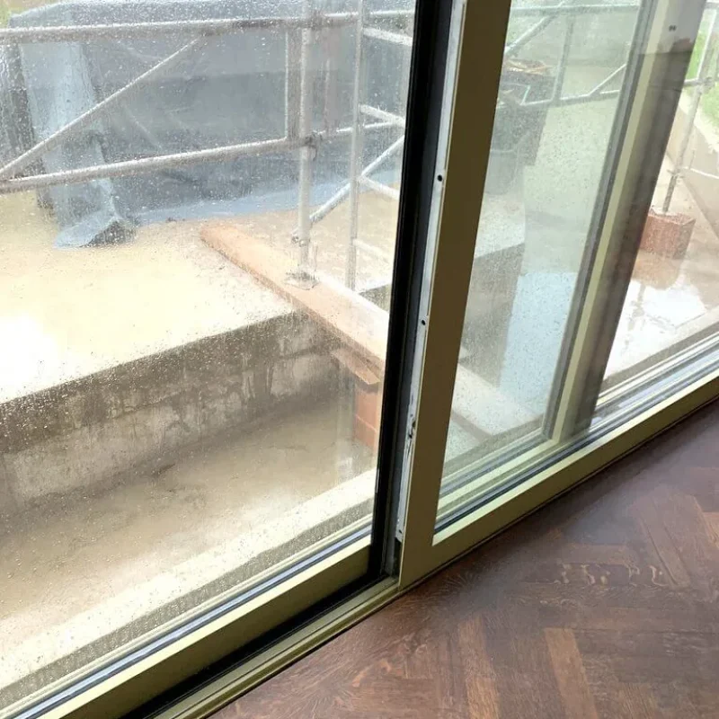 Alu Hebe-Schiebe-Tür mit niedriger Schwelle von NORTA, bietet Regenschutz und barrierefreien Zugang.