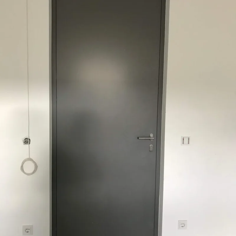 Moderne Aluminium-Innentür in Anthrazit von NORTA. Stilvoll und funktional für zeitgemäße Wohnkonzepte.