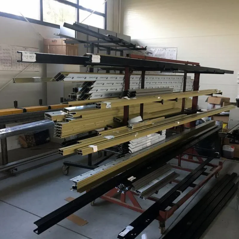 Verschiedene Aluprofile in einer Lagerhalle von NORTA. Bereit zur Weiterverarbeitung für Fenster- und Türrahmen.