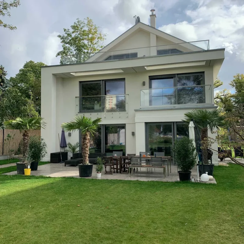 Moderne Alufenster und Glasgeländer von NORTA. Stilsicheres Design für energieeffiziente und lichtdurchflutete Wohnräume.