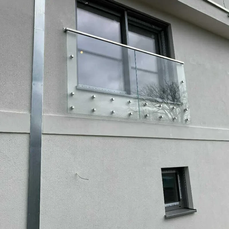 Modernes Alufenster mit Glasgeländer von NORTA in Potsdam. Ästhetische Architektur mit sicherem und stilvollen Design.