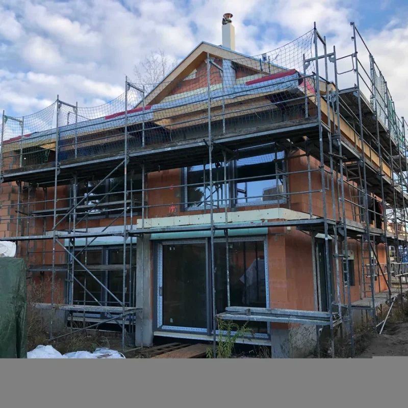 Moderne Alufenster und Glasgeländer an einem Neubau von NORTA. Hochwertige Konstruktion für optimale Lichtdurchflutung.