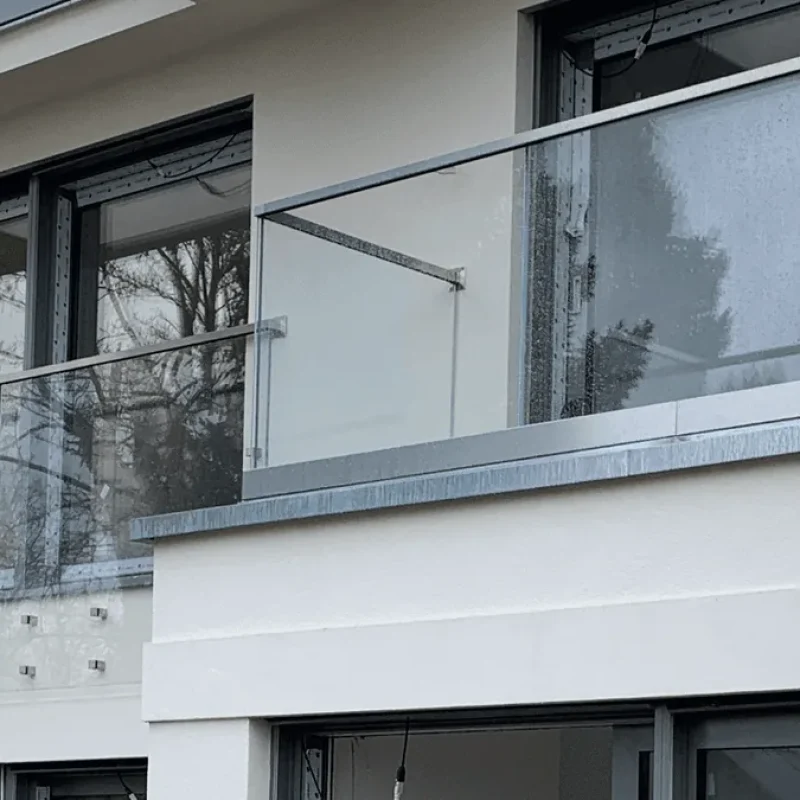 Moderne Alufenster mit Glasgeländer von NORTA. Stilvolle und elegante Lösung für lichtdurchflutete Wohnräume.