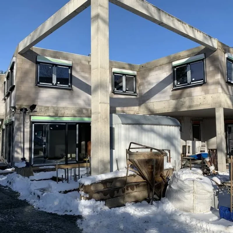 Modernes Haus mit Alufenstern und Raffstoren von NORTA. Optimale Lichtregulierung und Wärmeschutz durch hochwertige Jalousien.