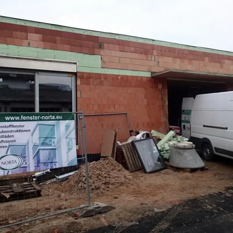 NORTA Alukonstruktionseinbau an Baustelle. Robuste Fensterkonstruktion für optimale Wärmeisolierung.