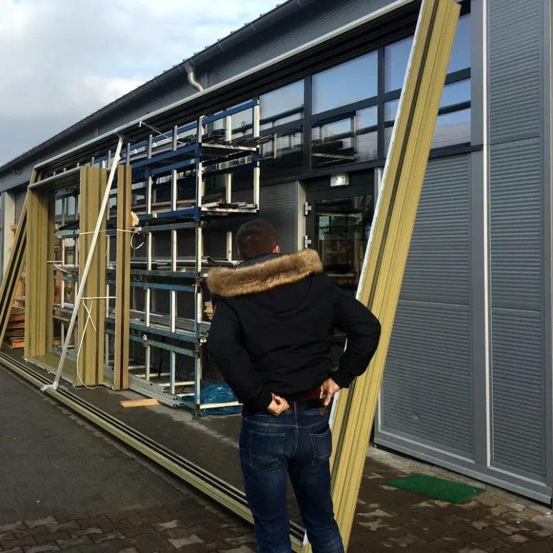 Alukonstruktion im Werk von NORTA. Stabiler Rahmen für hochwertige Fenster oder Türen, geeignet für verschiedene Bauprojekte.