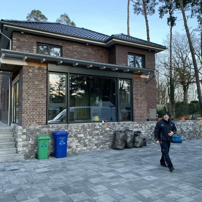 Moderne Alu-Konstruktion mit Raffstoren und großer Fensterfront von NORTA. Stilvolles Design für zeitgemäßes Wohnen.