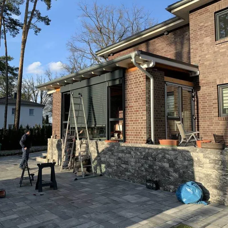 Alukonstruktion mit Raffstoren an einem Haus von NORTA. Moderne Beschattungslösung für optimalen Sonnenschutz.