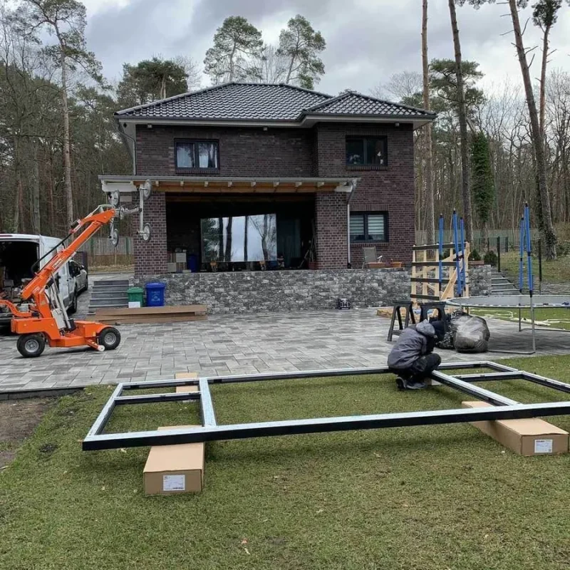 Alukonstruktion mit Raffstoren wird in Rangsdorf montiert. Stabile Bauweise und hochwertiger Sonnenschutz von NORTA.