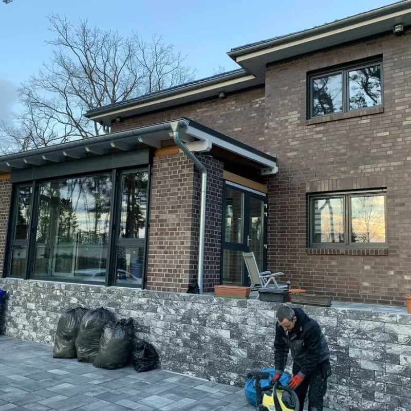 Alukonstruktion mit Raffstoren an einem modernen Backsteinhaus von NORTA. Hohe Funktionalität und stilvolle Optik vereint.