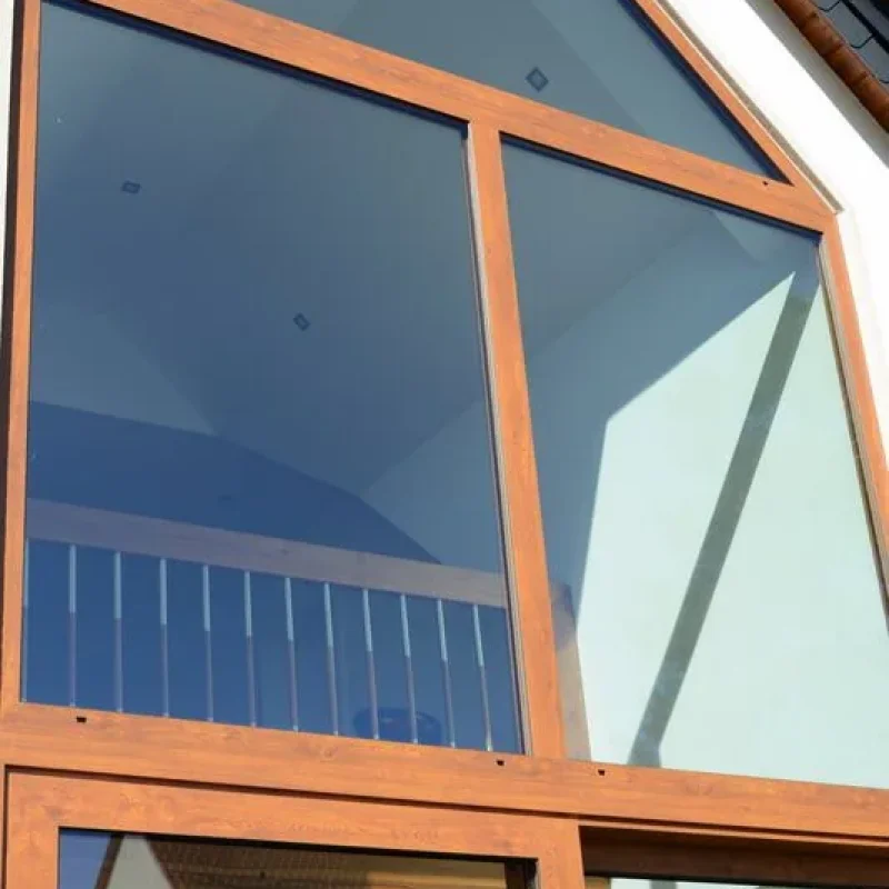 Aluminiumfenster in Holzoptik von NORTA. Hochwertige Konstruktion für moderne Architektur und optimale Lichtdurchlässigkeit.