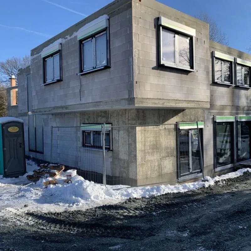 Aluminium-Fenster in einem Neubau-Projekt von NORTA. Moderne Fensterlösungen für beste Energieeffizienz und Stil.