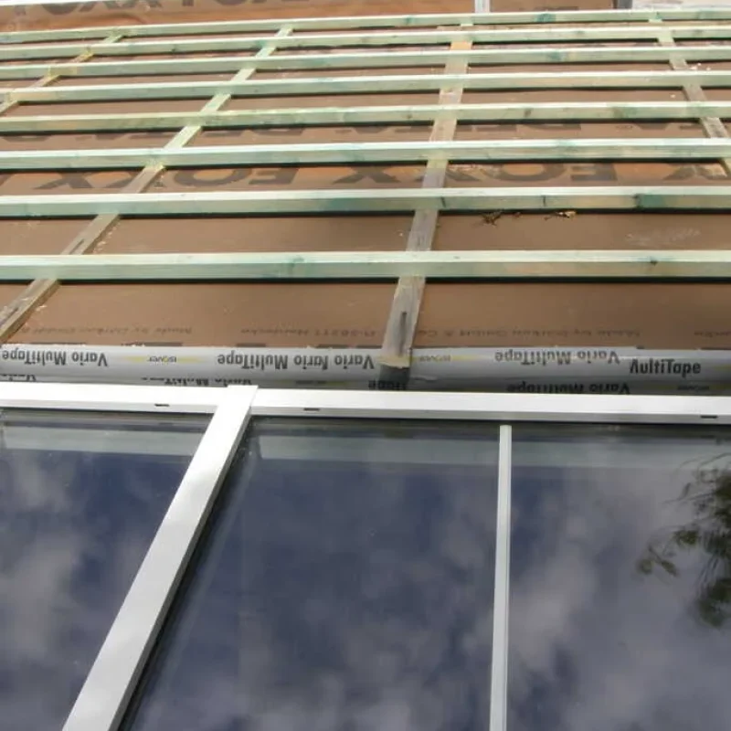 Kniestockfenster aus Aluminium von NORTA in Montagephase. Moderne Dachfensterlösung für optimales Tageslicht im Dachgeschoss.