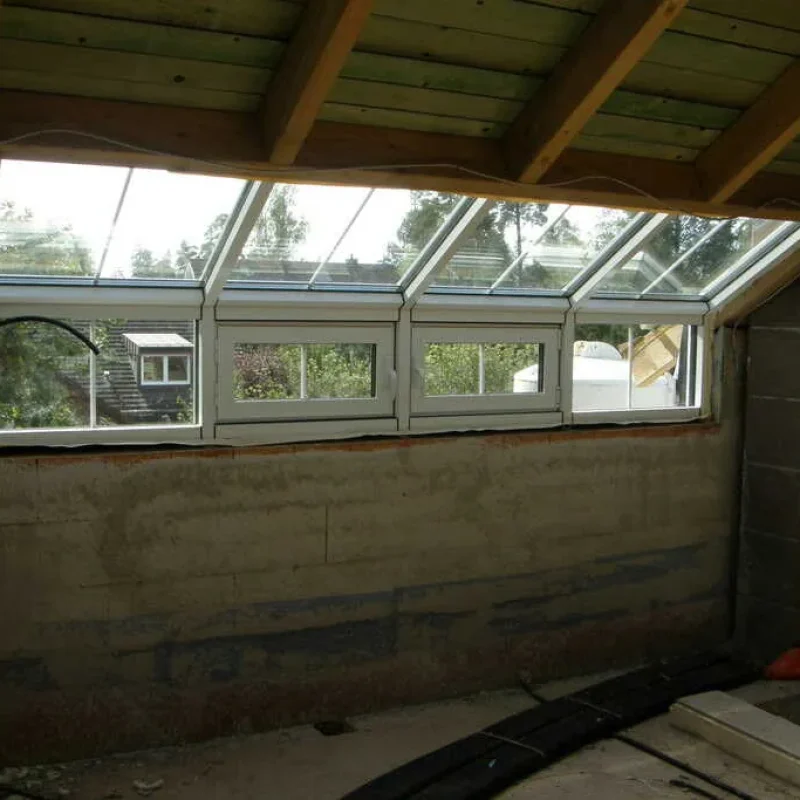 Kniestockfenster aus Aluminium mit schrägem Dach von NORTA. Ideal für moderne und lichtdurchflutete Dachausbauten.