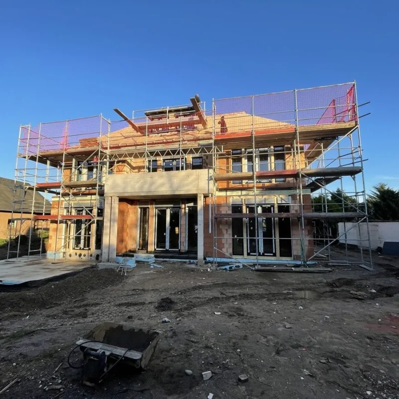 Großes Aluminiumfenster mit Raffstoren von NORTA in einem Neubau. Bietet moderne Optik und effektiven Sonnenschutz.