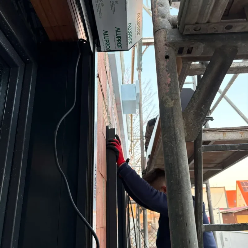 Aluprof Außenrollladen in Schwarz von NORTA. Hochwertige Montage mit optimalem Abstand zum Fenster für besten Schutz.