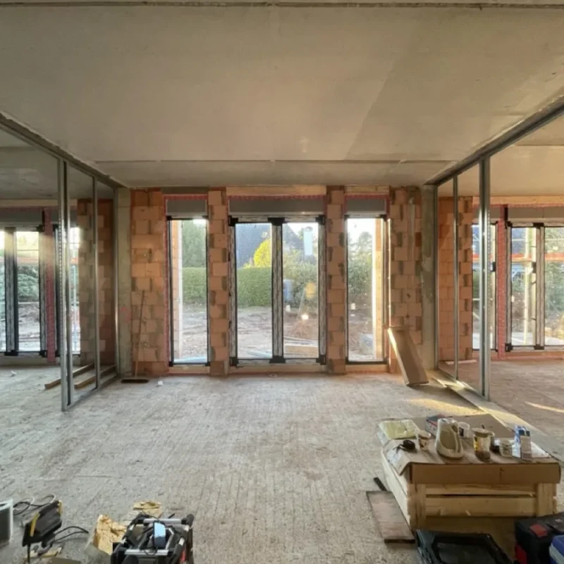 Aluprof Aluminiumfenster während des Rohbaus. Robuste, moderne Konstruktionen von NORTA für lichtdurchflutete Räume.
