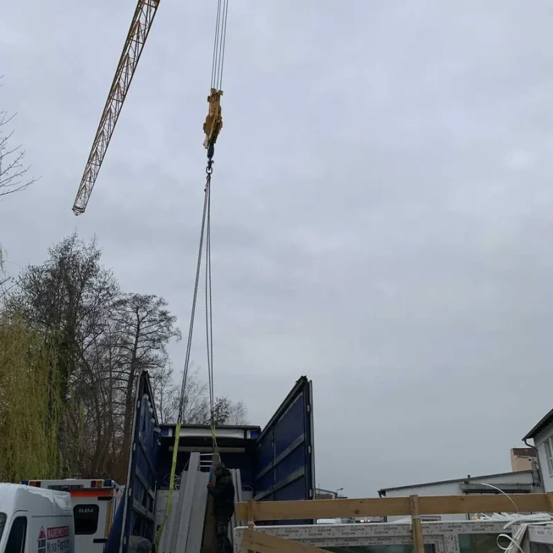 Verladung von Fensterelementen mit einem Kran von einem LKW. Effiziente Logistiklösung von NORTA für den Fenstertransport.