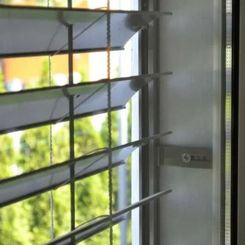 Moderne Außenjalousie Raffstore von NORTA. Ideal für stilvollen Sonnen- und Sichtschutz mit flexibler Lichtregulierung.