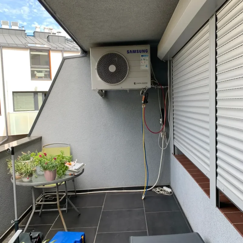 Balkon mit geschlossenen Rollläden und Klimaanlage. Perfekte Lösung für Sonnenschutz und Energieeffizienz von NORTA.
