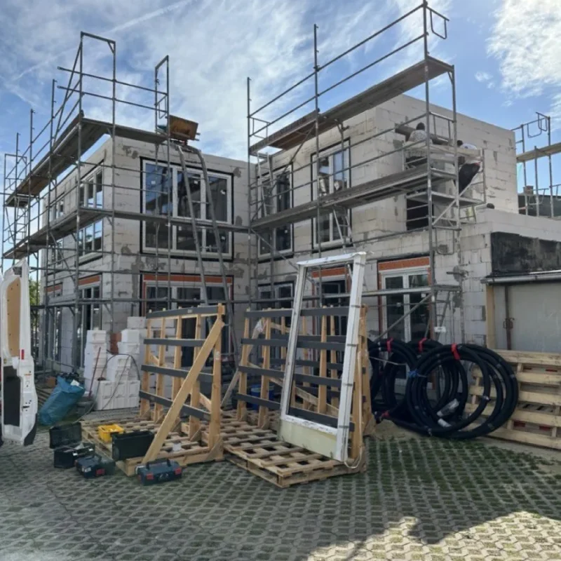 Neubau mit Gerüsten und Fenstern in Dresden. NORTA bietet effiziente Fensterlösungen für moderne Bauprojekte.