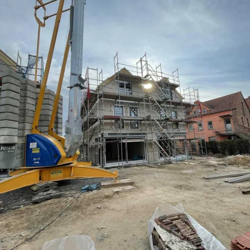 Bauprojekt eines modernen Doppelhauses in Köln mit Kran und Gerüst. Robuste Bauweise für nachhaltiges Wohnen.