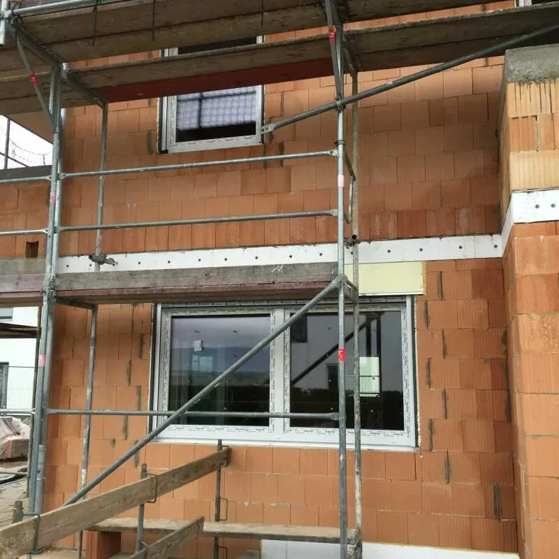 Fenster mit Isolierung im Rohbau eines Hauses in Zell unter Aichelberg. Effiziente Lösung von NORTA für moderne Bauprojekte.