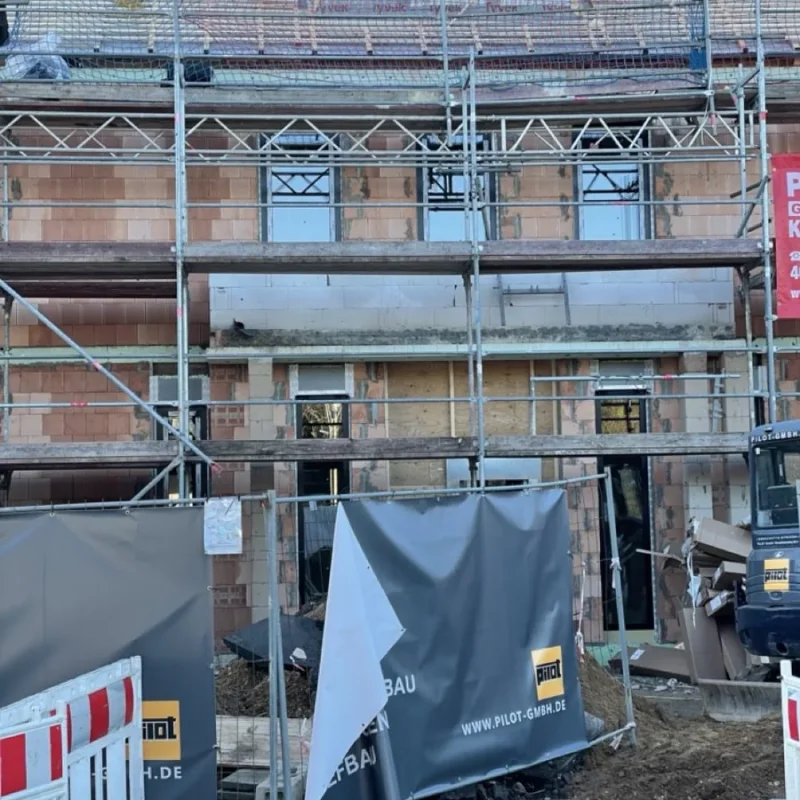 Fenstermontage bei Bauprojekt in Köln, Gerüstaufbau. NORTA bietet hochwertige Lösungen für energieeffiziente Gebäude.