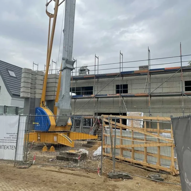 Bauprojekt eines Kindergartens in Köln. Moderne Architektur mit Baugerüst und Baustellenkran von NORTA.