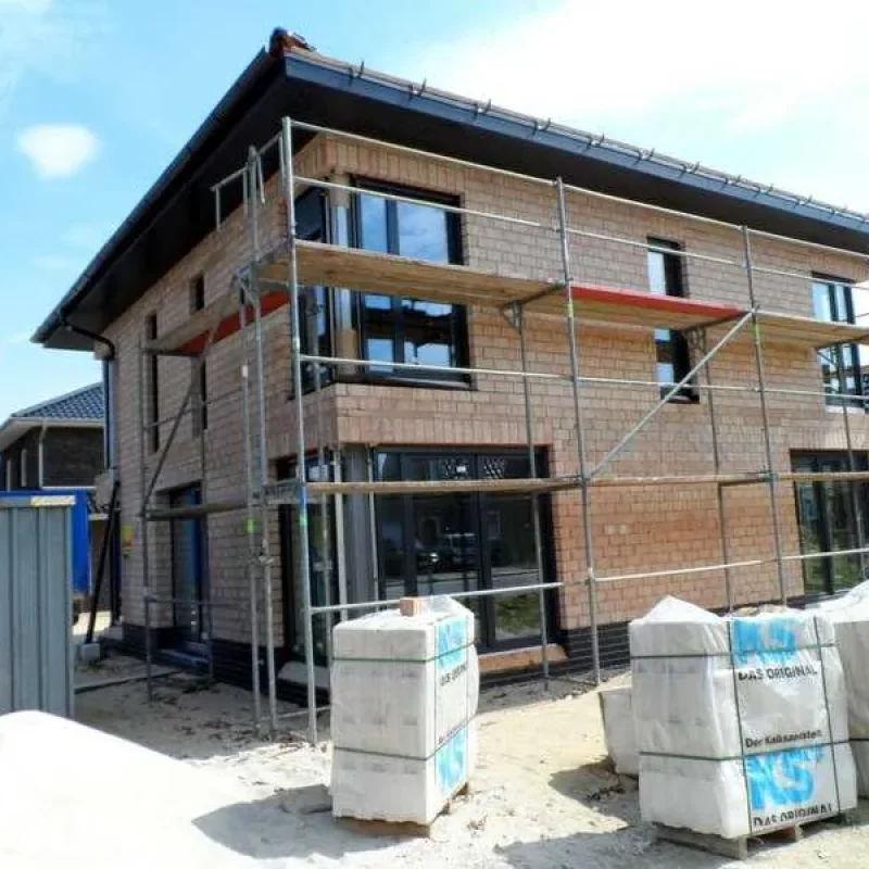 Baustelle mit Schüco Fenstern in Anthrazit von NORTA. Energiesparende, moderne Fensterlösungen für effiziente Bauprojekte.