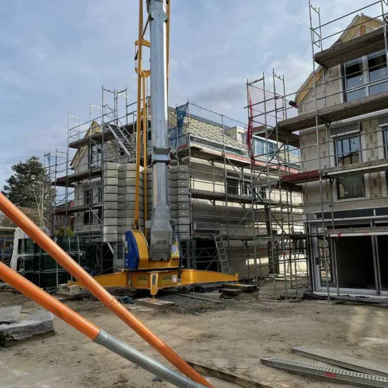 Baustelle eines Doppelhauses in Köln mit Baugerüst und Kran. Optimal für moderne Bauprojekte und effiziente Baufortschritte.