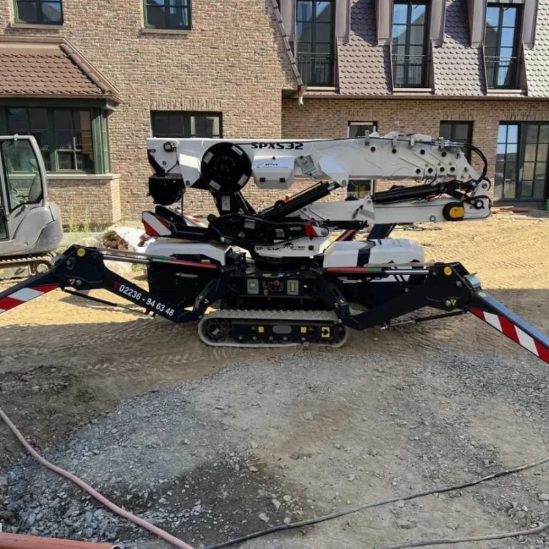 Kran auf einer Baustelle vor einem modernen Doppelhaus in Köln. Effiziente Baufortschritte durch innovative Technik von NORTA.