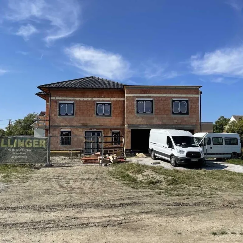 Baustelle eines Einfamilienhauses mit Ziegelmauerwerk und Baugeräten. Fortschrittlicher Hausbau mit NORTA Lösungen.