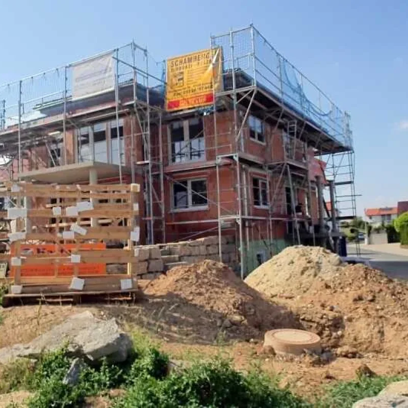 Baustelle in Kitzingen mit Fensterinstallation von NORTA. Hochwertige Fensterlösung für energiesparende Neubauten.