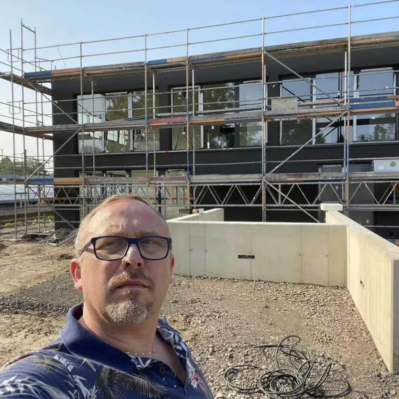 Baustelle mit Gerüst und Fenstermontage in Köln. Hochwertige Fensterlösungen von NORTA für ein modernes Bauprojekt.