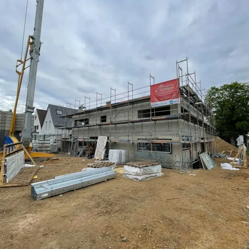 Große Baustelle mit Gebäudegerüst und Baumaterialien in Köln. Baulösungen von NORTA für individuelle Projekte.