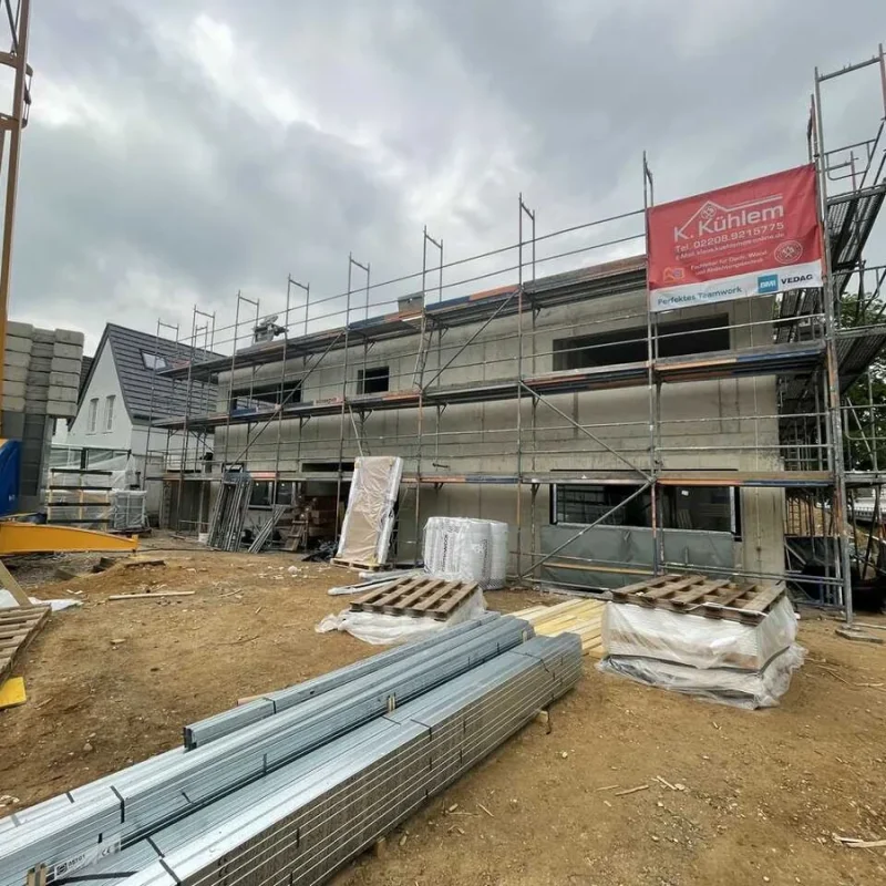 Bau einer Kindertagesstätte in Köln. Rohbau mit Gerüsten und Baumaterialien. Projekt für sichere und moderne Einrichtungen.