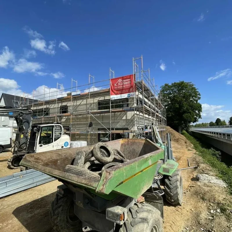 Baustelle mit Gebäudegerüst für zukünftigen Kindergarten in Köln. Hochwertige Bauausführung für Kinderbetreuung.
