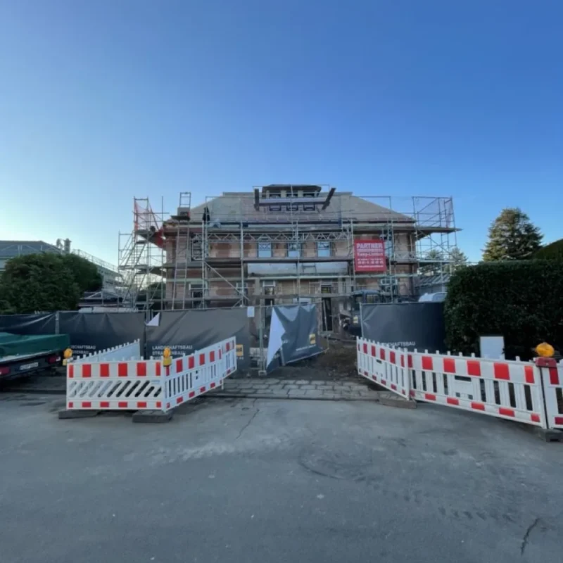 Baustelle mit Gerüst an einem Haus. Renovierungsarbeiten mit Partnerfirma. Hochwertige Fensterlösungen von NORTA.