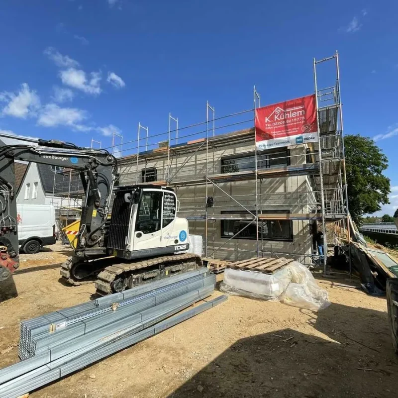 Baustelle eines Kindergartens in Köln. Außenansicht mit Bagger und Baugerüst. Hochwertige Bauqualität von NORTA.