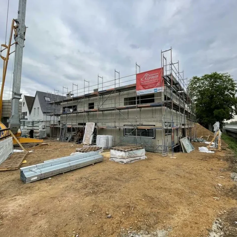 Baustelle eines Kindergarten-Neubaus in Köln mit Gerüst. Moderne Fenster und hochwertige Materialien von NORTA.