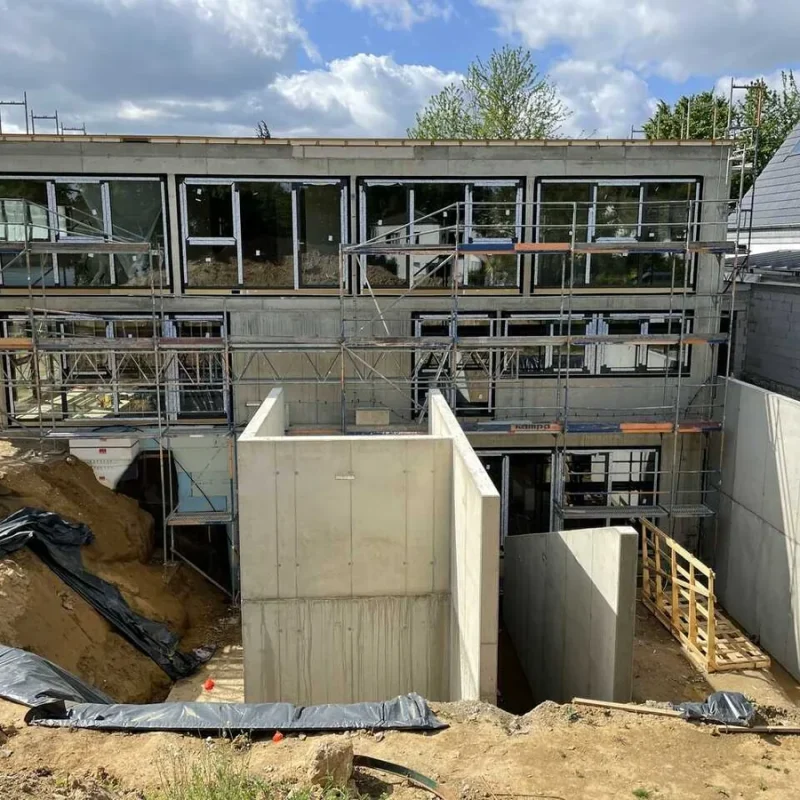 Baustelle eines Kindergartens in Köln mit Gerüsten und Betonstruktur von NORTA. Moderner Neubau für Bildungseinrichtungen.