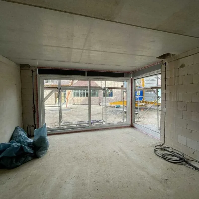 Große Fensterfront in einem Rohbau. Ideal für moderne Bauvorhaben mit viel Tageslicht von NORTA.