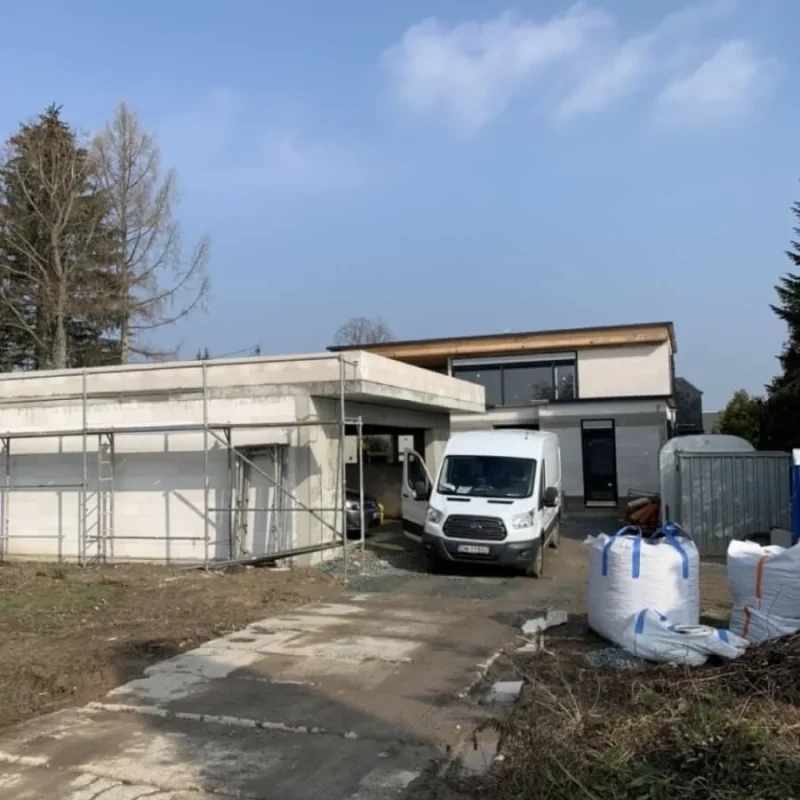 Baustelle eines modernen Bungalows mit Flachdach und Gerüst. Perfektes Beispiel für innovative Architektur von NORTA.